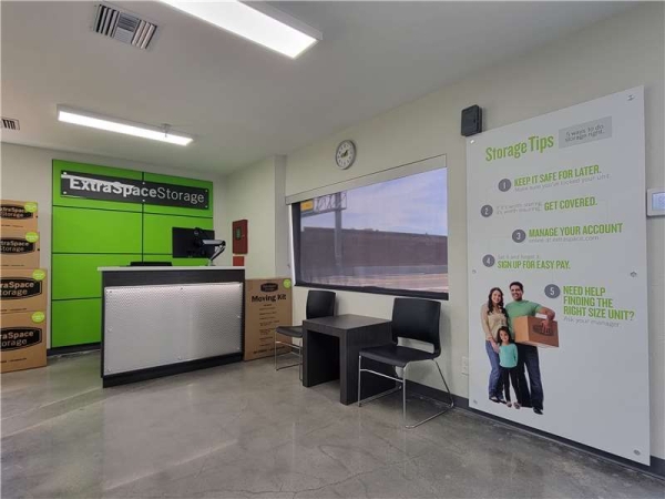 Facility photo: //images.sparefoot.com/medium/2297736994339f14e9a.jpg