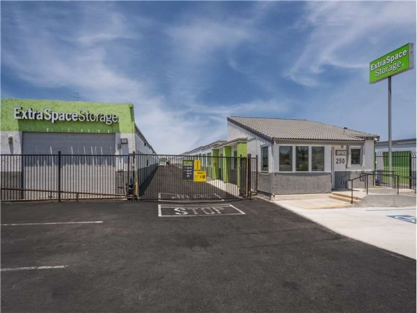 Facility photo: //images.sparefoot.com/medium/2297776994338962894.jpg