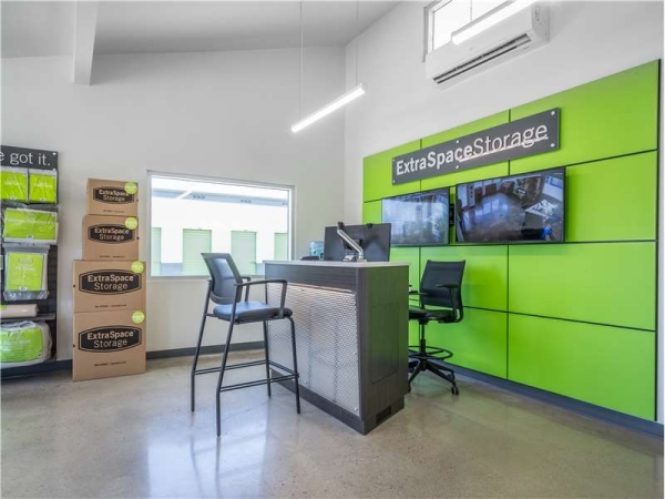 Facility photo: //images.sparefoot.com/medium/2297776994338aad84a.jpg