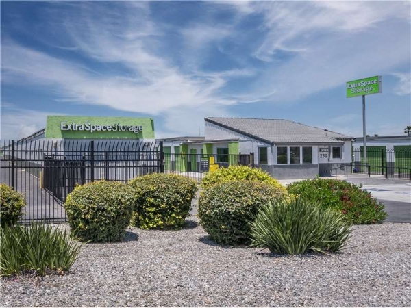 Facility photo: //images.sparefoot.com/medium/2297776994338d18d79.jpg