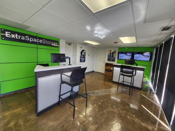 Facility photo: //images.sparefoot.com/medium/22979669c7c3a6e58af.jpg