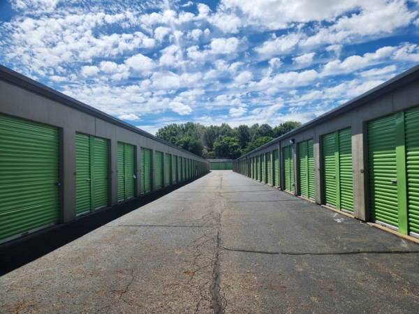 Facility photo: //images.sparefoot.com/medium/2298106a3d18a8a920c.jpg