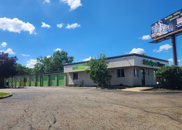 Facility photo: //images.sparefoot.com/medium/2298106a3d18ab21e4b.jpg