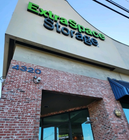 Facility photo: //images.sparefoot.com/medium/22984069942f8bd65b5.jpg