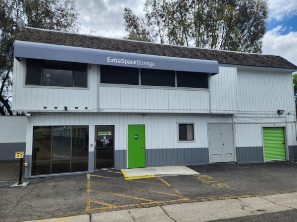 Facility photo: //images.sparefoot.com/medium/22984169f1f3e377af6.jpg