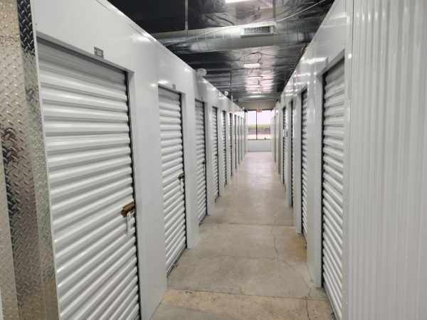 Facility photo: //images.sparefoot.com/medium/22984169f1f3e76361b.jpg