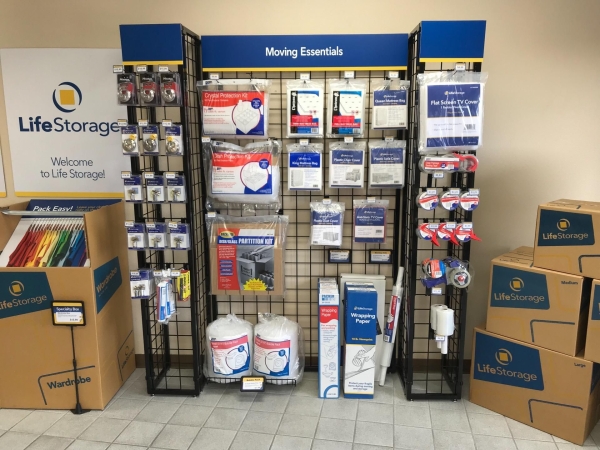 Facility photo: //images.sparefoot.com/medium/22985269942f4143e4f.jpg