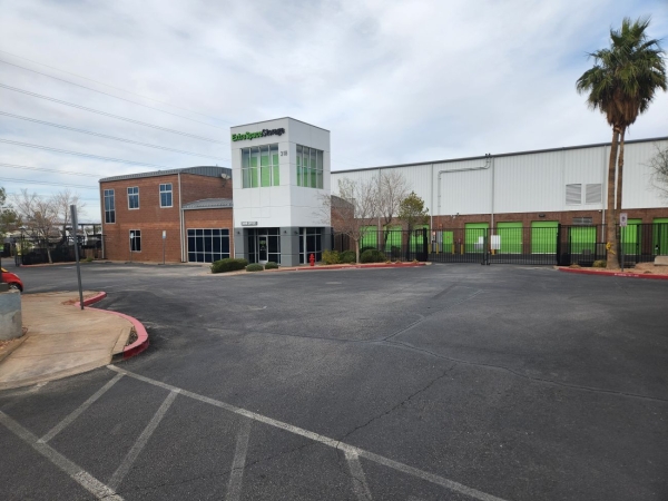 Facility photo: //images.sparefoot.com/medium/22985969942f933f3c8.jpg