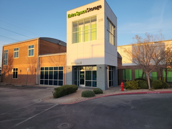 Facility photo: //images.sparefoot.com/medium/22985969942f985db9a.jpg