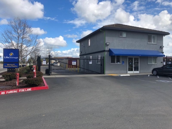 Storage Units at Extra Space Storage - 3514 - Sacramento - Fruitridge Rd - 8870 Fruitridge Road