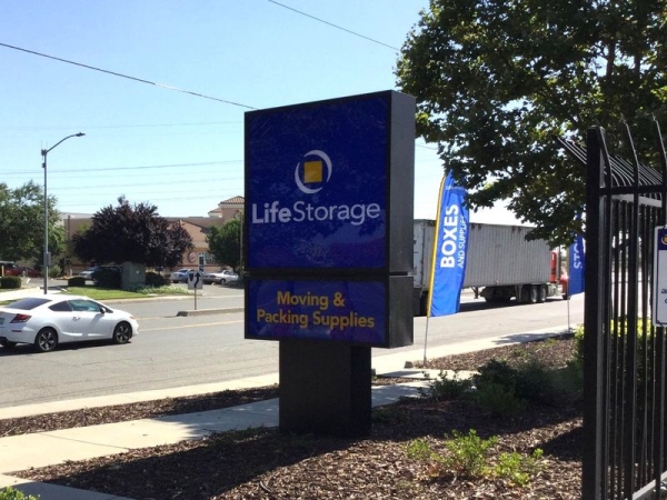 Storage Units at Extra Space Storage - 3514 - Sacramento - Fruitridge Rd - 8870 Fruitridge Road