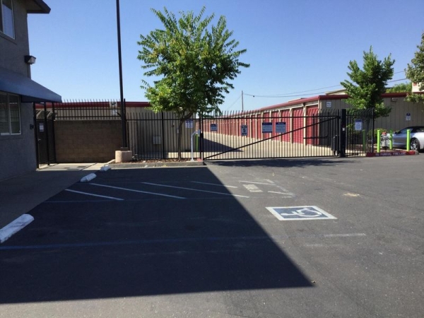 Storage Units at Extra Space Storage - 3514 - Sacramento - Fruitridge Rd - 8870 Fruitridge Road