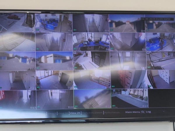 Storage Units at Extra Space Storage - 3526 - Orlando - Semoran Boulevard - 4650 South Semoran Boulevard