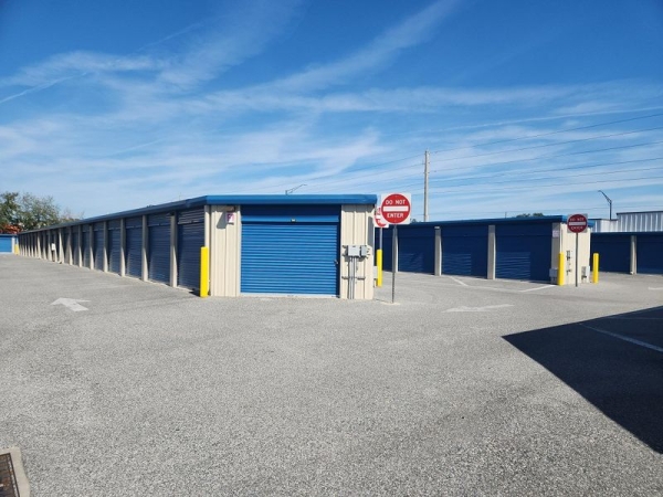 Storage Units at Extra Space Storage - 3526 - Orlando - Semoran Boulevard - 4650 South Semoran Boulevard