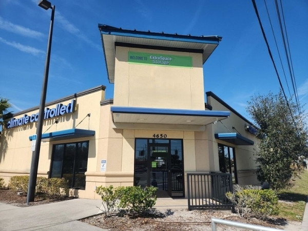Storage Units at Extra Space Storage - 3526 - Orlando - Semoran Boulevard - 4650 South Semoran Boulevard