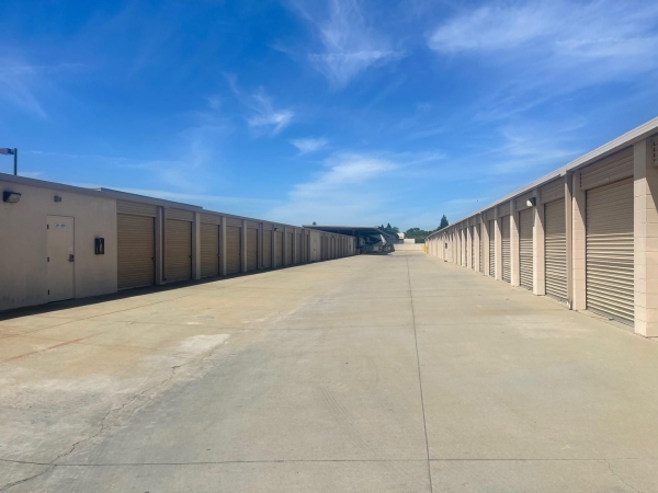 Facility photo: //images.sparefoot.com/medium/22989569942fb0e8f72.jpg