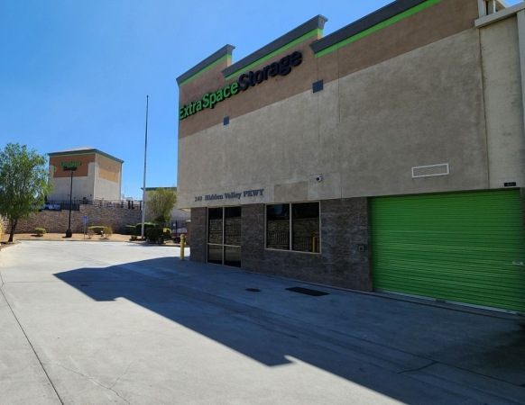 Facility photo: //images.sparefoot.com/medium/22989669942fddb6bbd.jpg