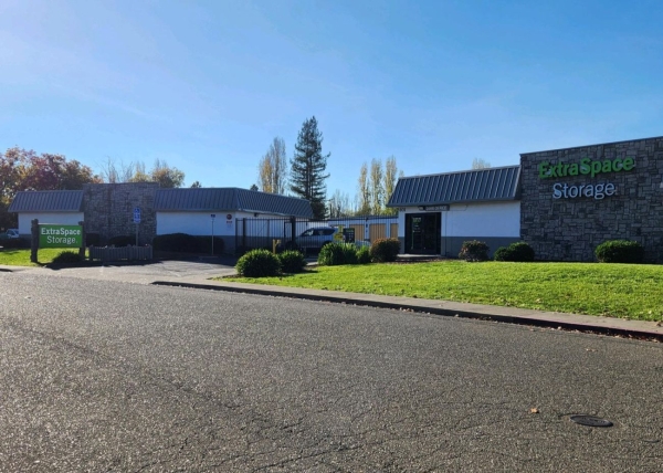 Facility photo: //images.sparefoot.com/medium/22989769942f659a485.jpg