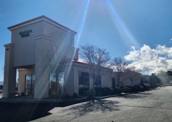 Facility photo: //images.sparefoot.com/medium/22989969942f4f3612a.jpg