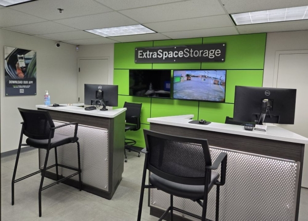 Facility photo: //images.sparefoot.com/medium/22991369942f8152d16.jpg