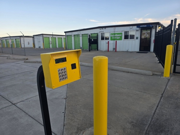 Facility photo: //images.sparefoot.com/medium/22991869942fc1259eb.jpg