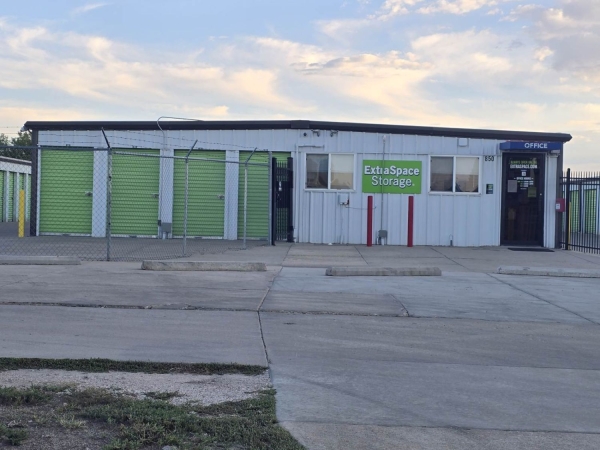 Facility photo: //images.sparefoot.com/medium/22991869942fc60899b.jpg