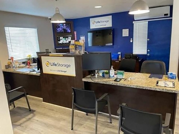 Facility photo: //images.sparefoot.com/medium/22993069942f9b8bb7d.jpg