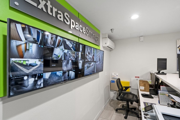 Facility photo: //images.sparefoot.com/medium/22993469942ff42e679.jpg