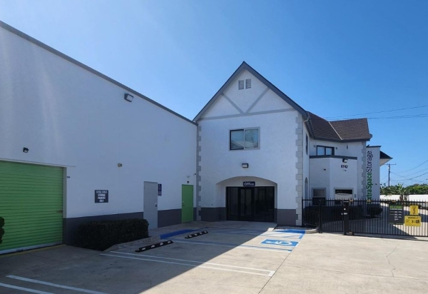 Facility photo: //images.sparefoot.com/medium/22993869942fbd37429.jpg