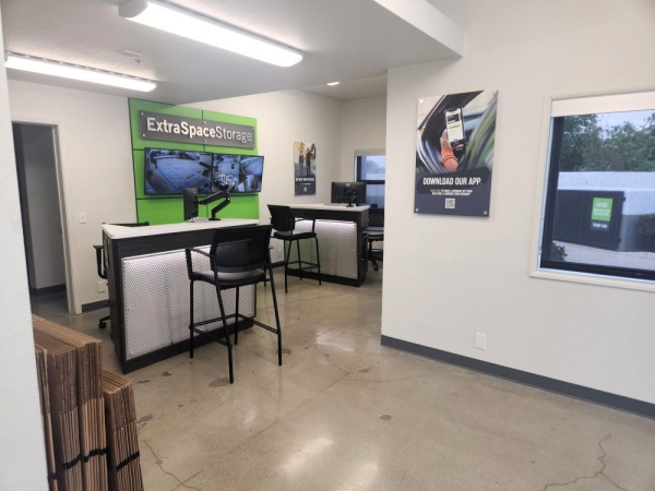 Facility photo: //images.sparefoot.com/medium/22993869e221e1c2a0a.jpg