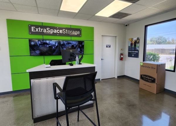 Facility photo: //images.sparefoot.com/medium/229939699430166cbd7.jpg