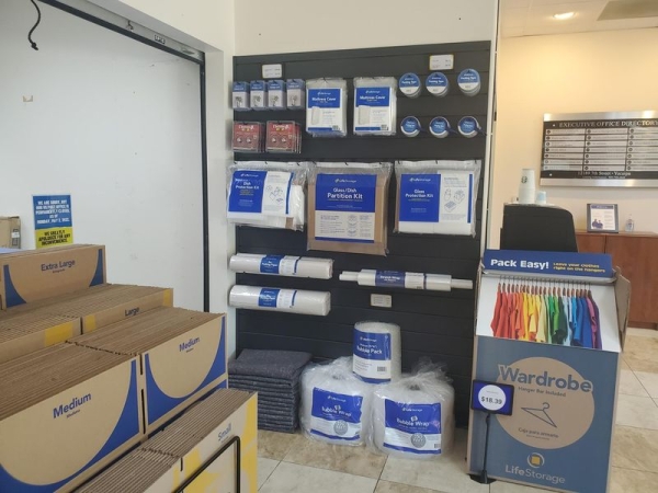 Facility photo: //images.sparefoot.com/medium/22997764cbfac54d922.jpg
