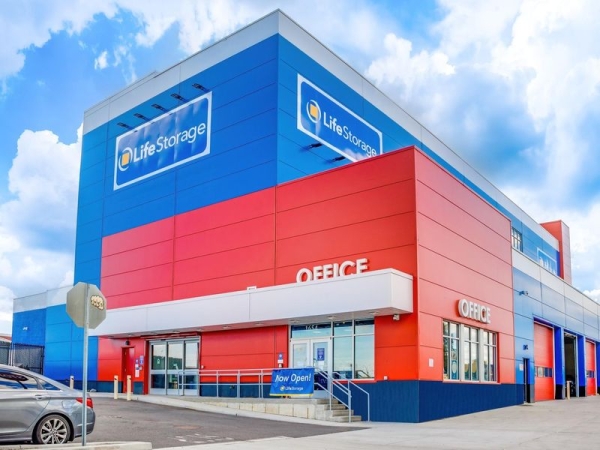 Facility photo: //images.sparefoot.com/medium/22998064cbfad0634a7.jpg