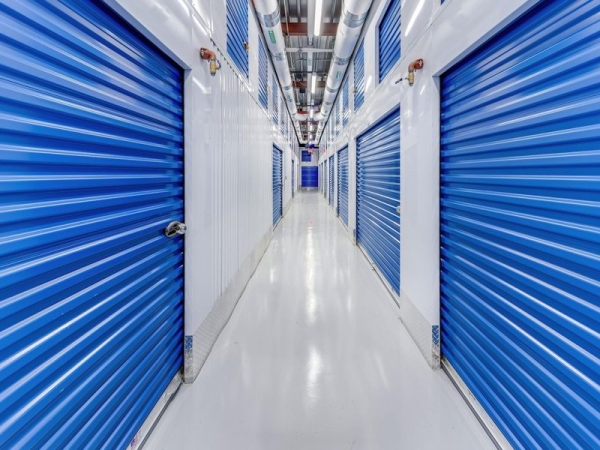 Facility photo: //images.sparefoot.com/medium/22998064cbfad194c2d.jpg