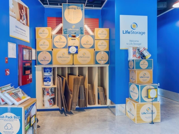 Facility photo: //images.sparefoot.com/medium/22998064cbfad55426f.jpg