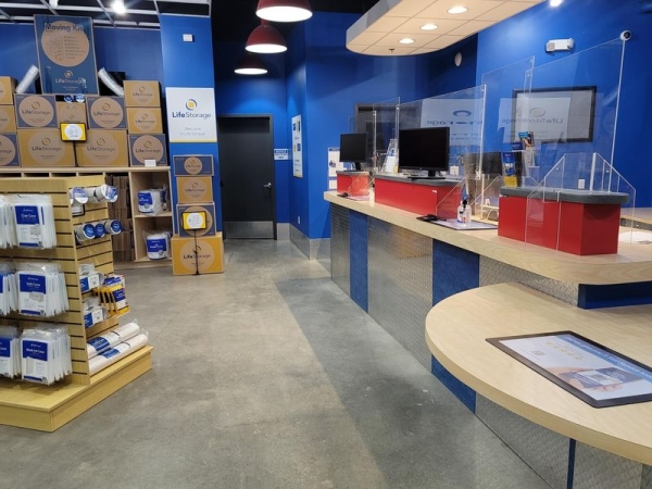 Facility photo: //images.sparefoot.com/medium/22998164cbfadb31c93.jpg