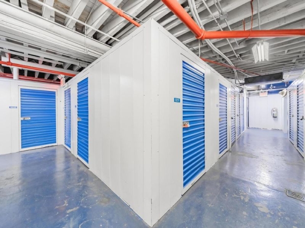 Facility photo: //images.sparefoot.com/medium/22998264cbfae1306b7.jpg