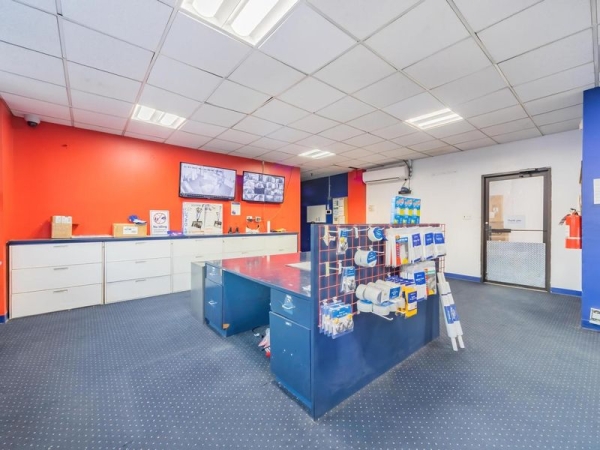 Facility photo: //images.sparefoot.com/medium/22998264cbfae3c1872.jpg