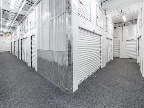 Facility photo: //images.sparefoot.com/medium/229983685b16fbcd9a4.jpg