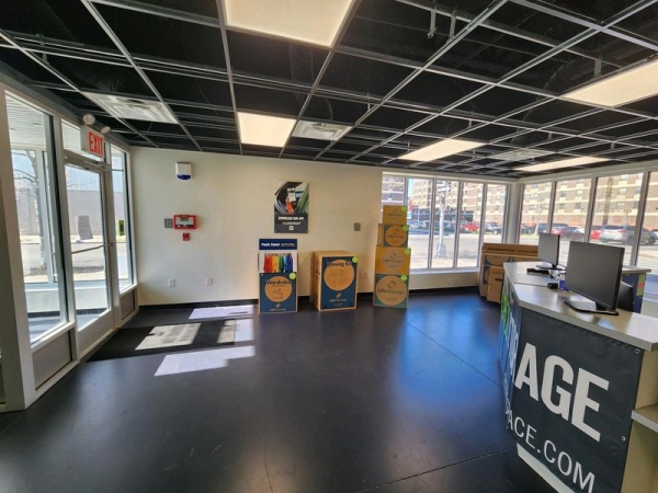 Facility photo: //images.sparefoot.com/medium/229983685b16fca3192.jpg