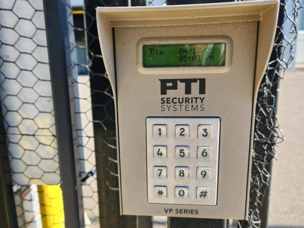 Facility photo: //images.sparefoot.com/medium/229983685b16fe30ba2.jpg