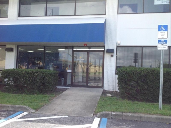 Facility photo: //images.sparefoot.com/medium/22998464cbfaec5ef2b.jpg