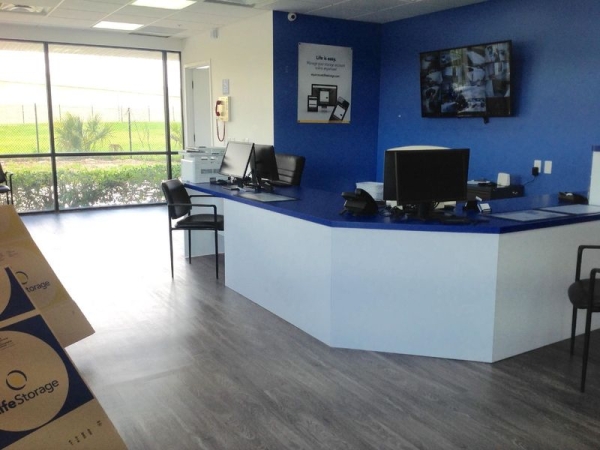 Facility photo: //images.sparefoot.com/medium/22998464cbfaefc926d.jpg