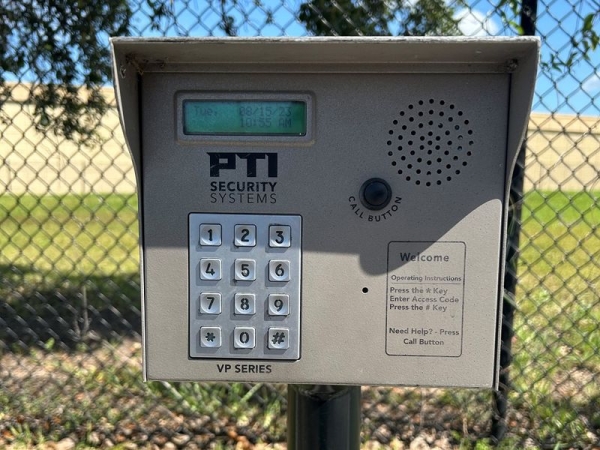 Facility photo: //images.sparefoot.com/medium/22998464f8e3d74f672.jpg
