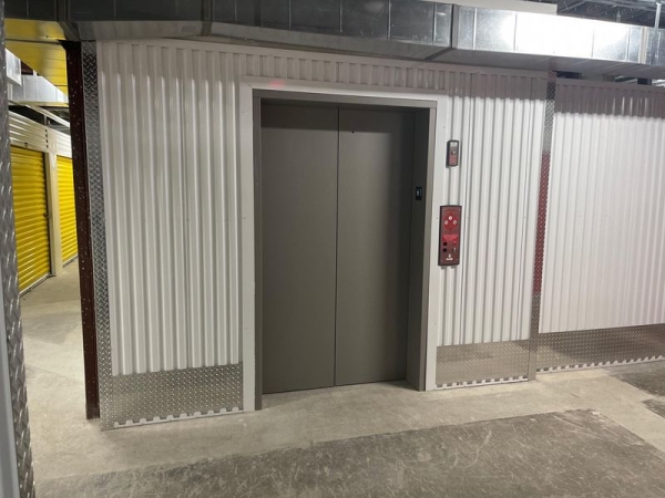 Facility photo: //images.sparefoot.com/medium/22998664cbfb019864f.jpg