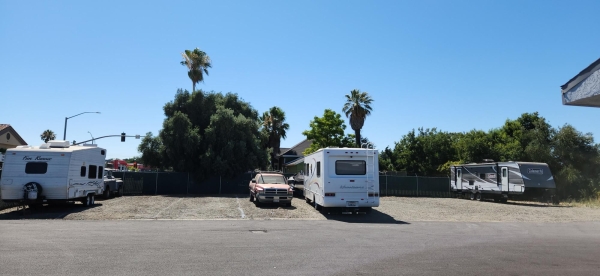 Facility photo: //images.sparefoot.com/medium/2299926994307448648.jpg