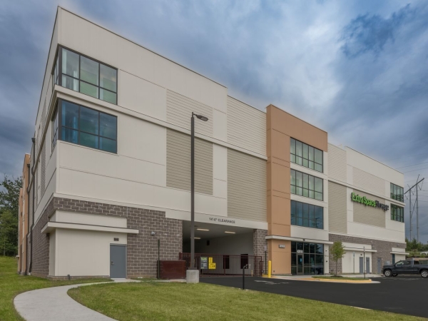 Facility photo: //images.sparefoot.com/medium/23002169c3cf25373e1.jpg