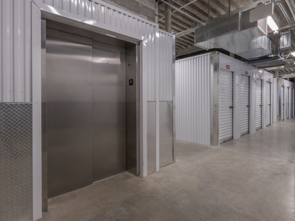 Facility photo: //images.sparefoot.com/medium/230023699430abdb64f.jpg