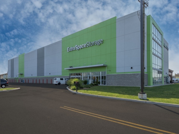 Facility photo: //images.sparefoot.com/medium/230023699430addbc30.jpg