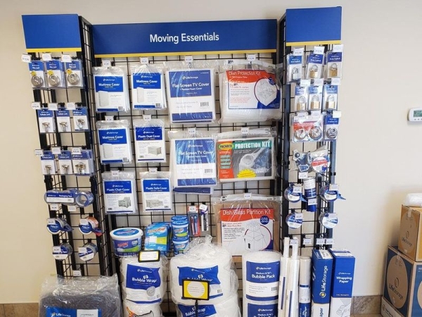 Facility photo: //images.sparefoot.com/medium/230141685998627c1a9.jpg